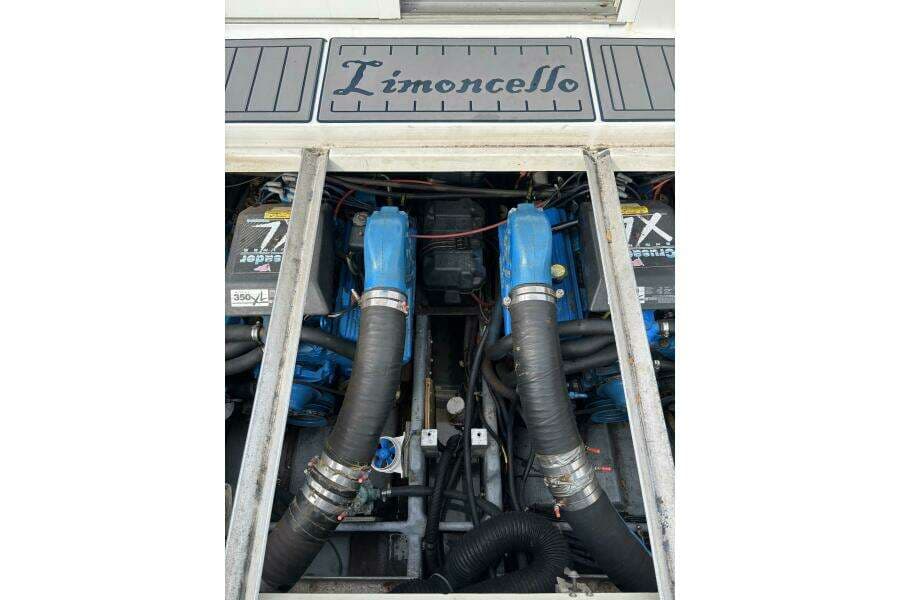 1996 Carver 320 Voyager