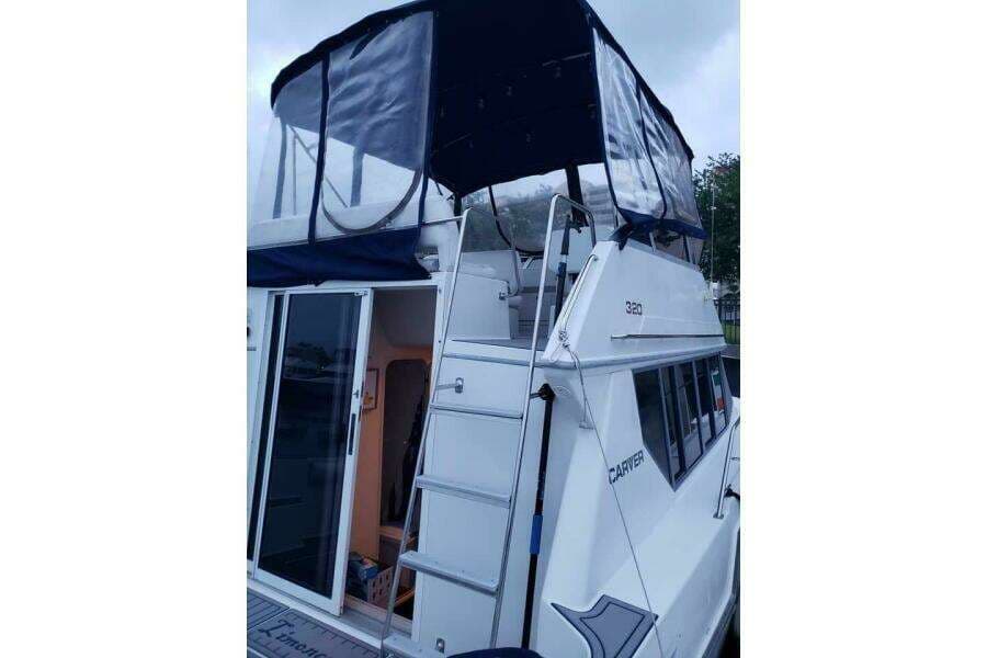 1996 Carver 320 Voyager