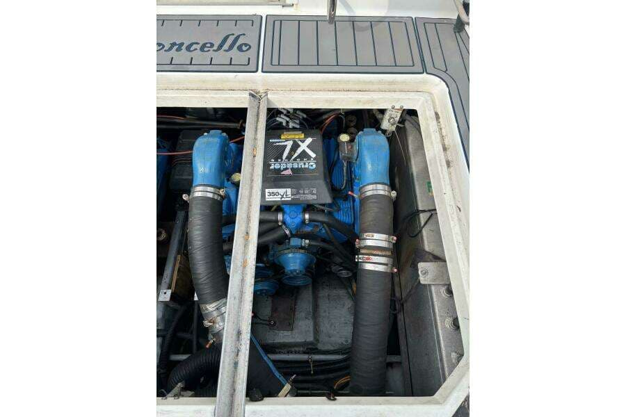 1996 Carver 320 Voyager