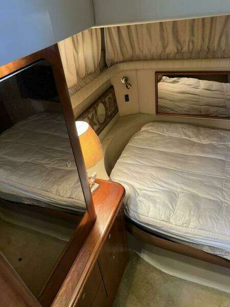 2004 Cruisers Yachts 