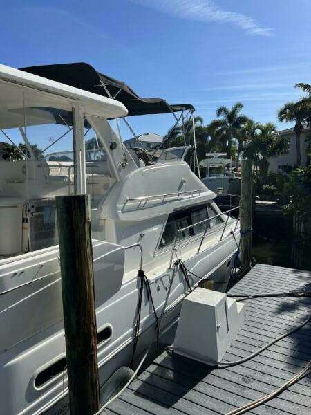 2004 Cruisers Yachts 