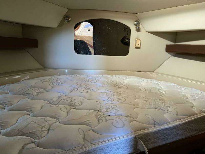 2004 Cruisers Yachts 