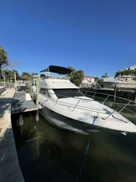 2004 Cruisers Yachts 