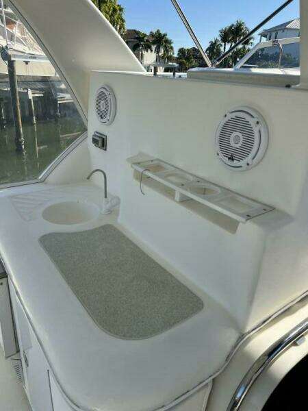 2004 Cruisers Yachts 