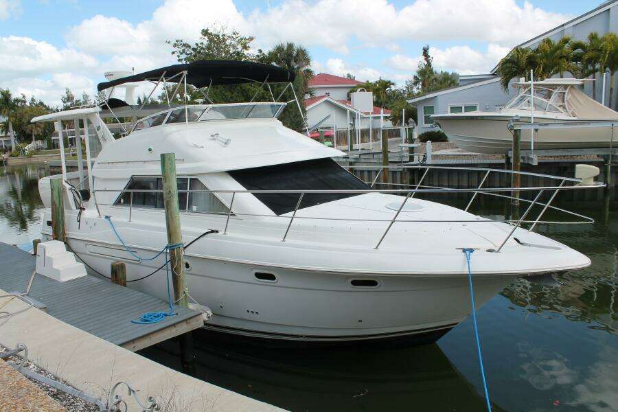 2004 Cruisers Yachts 