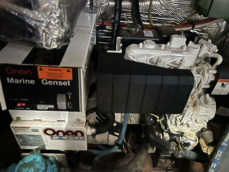 2004 Cruisers Yachts 