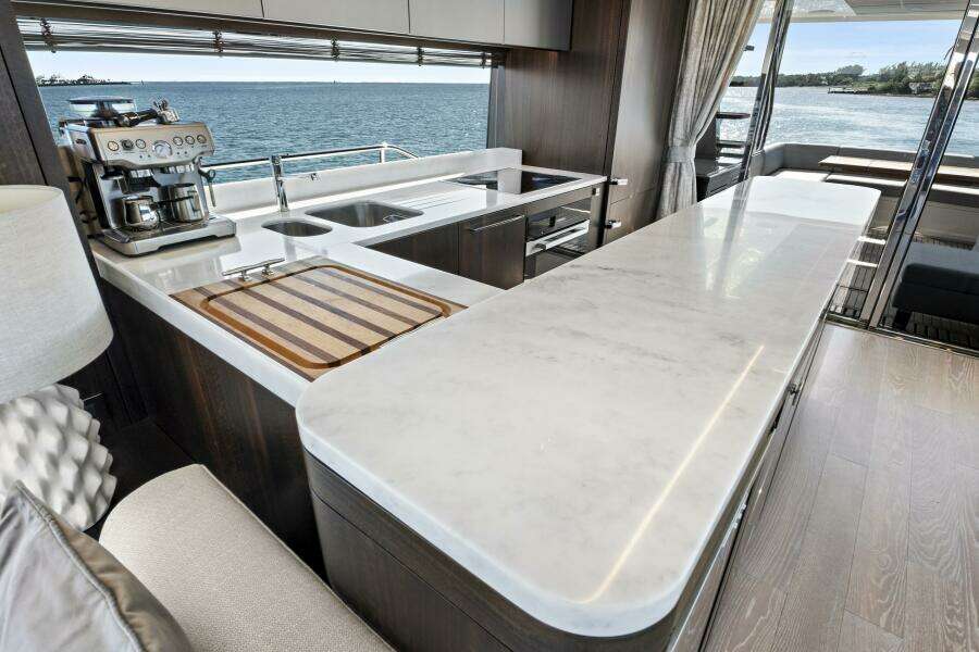 2024 Sunseeker 76 Yacht