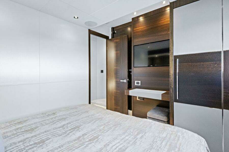 2024 Sunseeker 76 Yacht