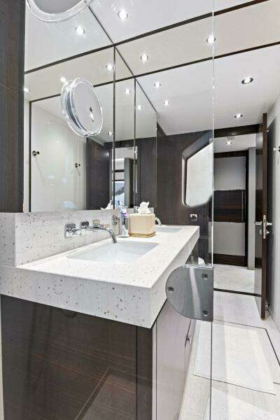 2024 Sunseeker 76 Yacht