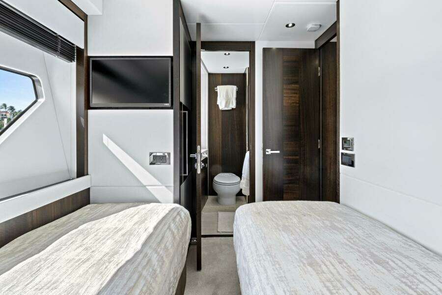 2024 Sunseeker 76 Yacht