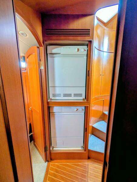 2005 Offshore Yachts Pilothouse