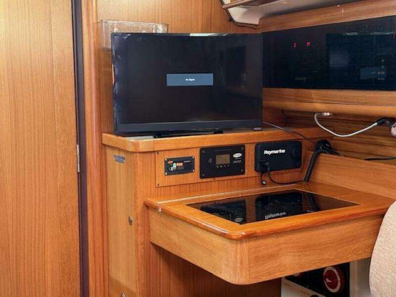 Nav table with no TV on shelf