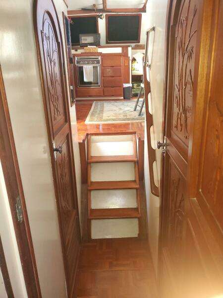 1981 CHB SEDAN-AFT CABIN