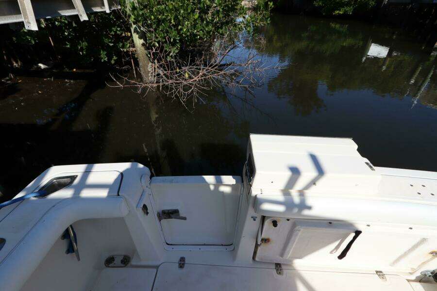 2000 Pursuit 3000 Express