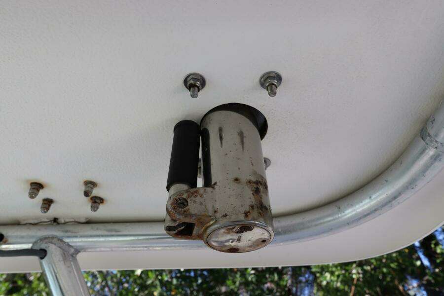 2000 Pursuit 3000 Express