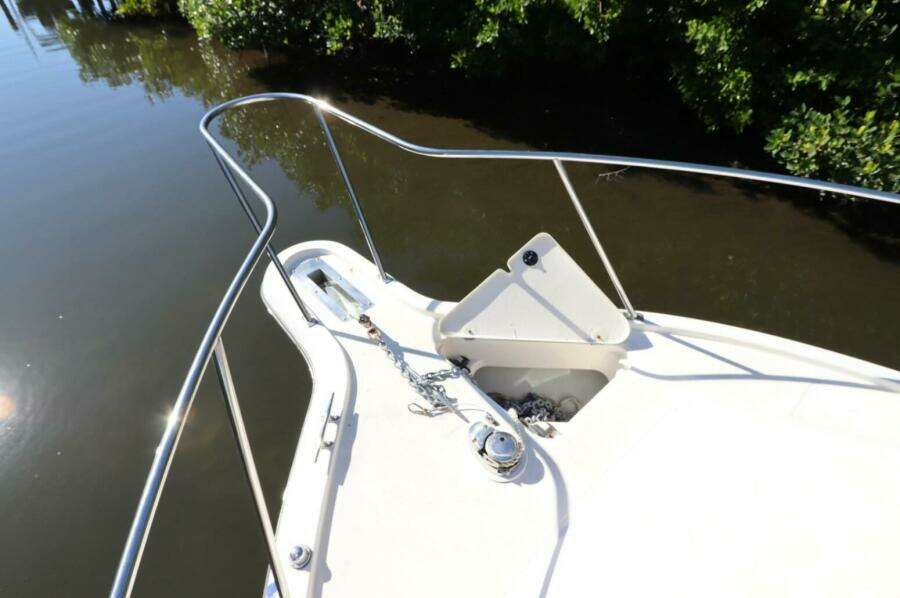 2000 Pursuit 3000 Express