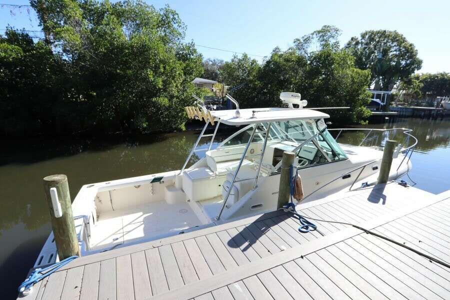 2000 Pursuit 3000 Express