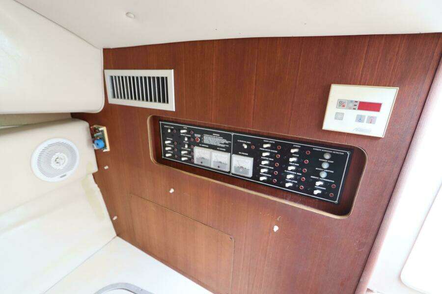 2000 Pursuit 3000 Express