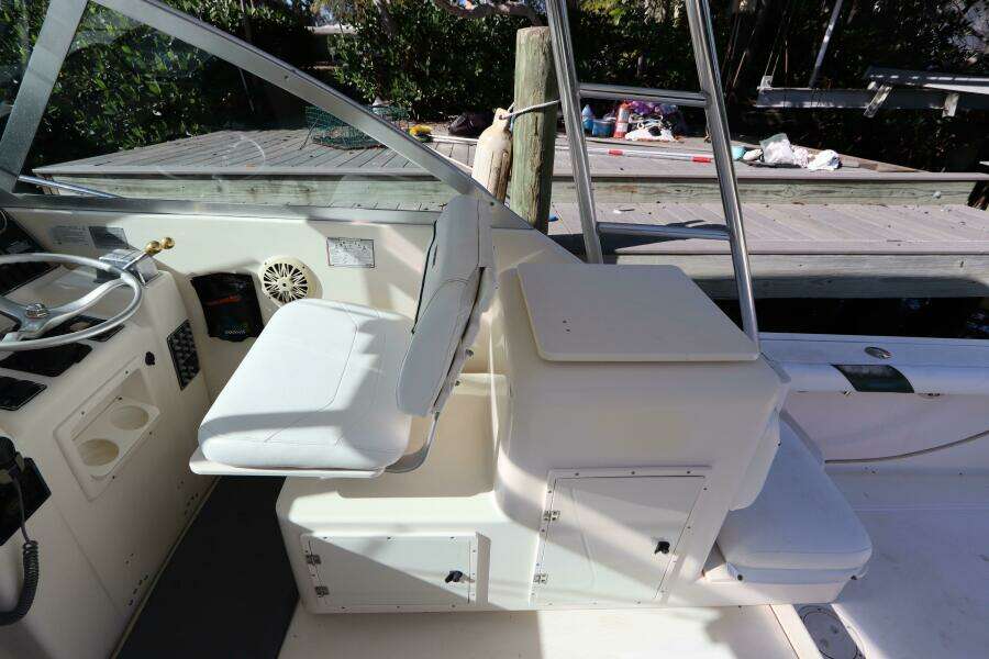 2000 Pursuit 3000 Express