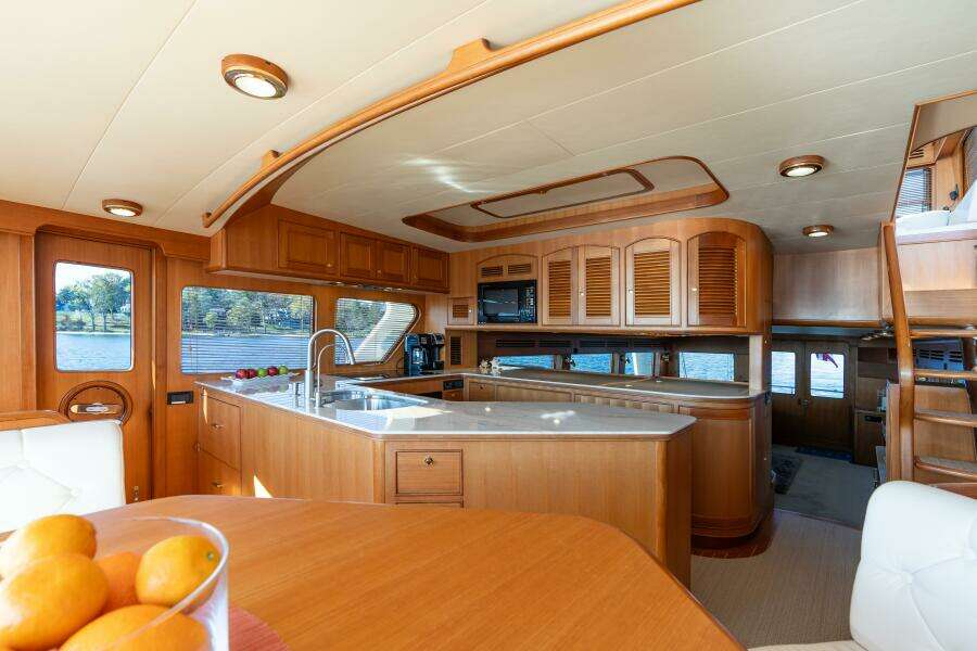 Marlow 72 GRIFFIN - Galley/Dining