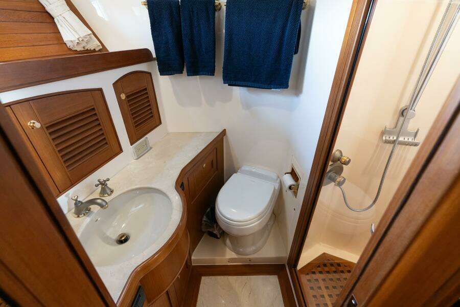 Marlow 72 GRIFFIN - Guest Stateroom Port Ensuite Head