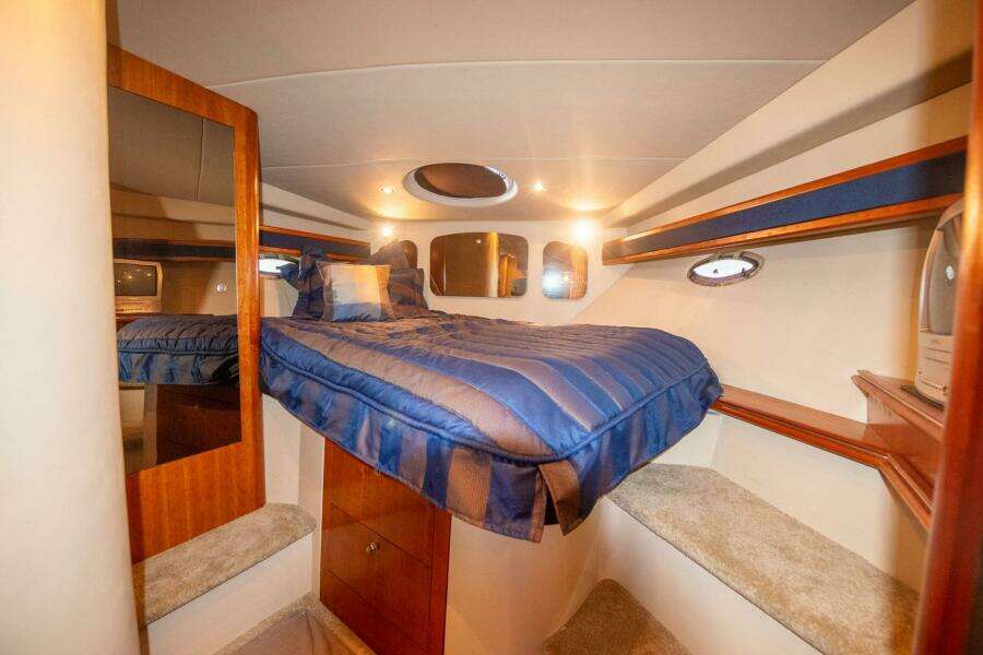 2006 Cruisers Yachts 370 Express