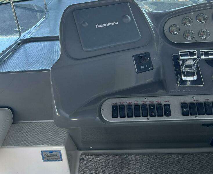 2006 Cruisers Yachts 370 Express