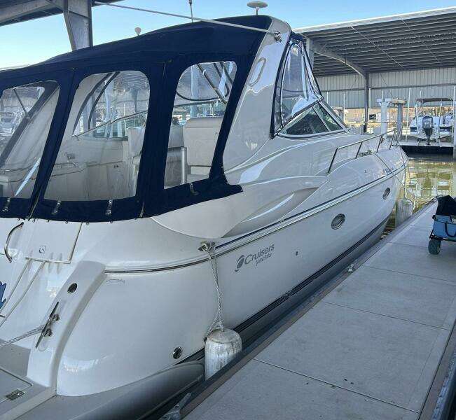 2006 Cruisers Yachts 370 Express