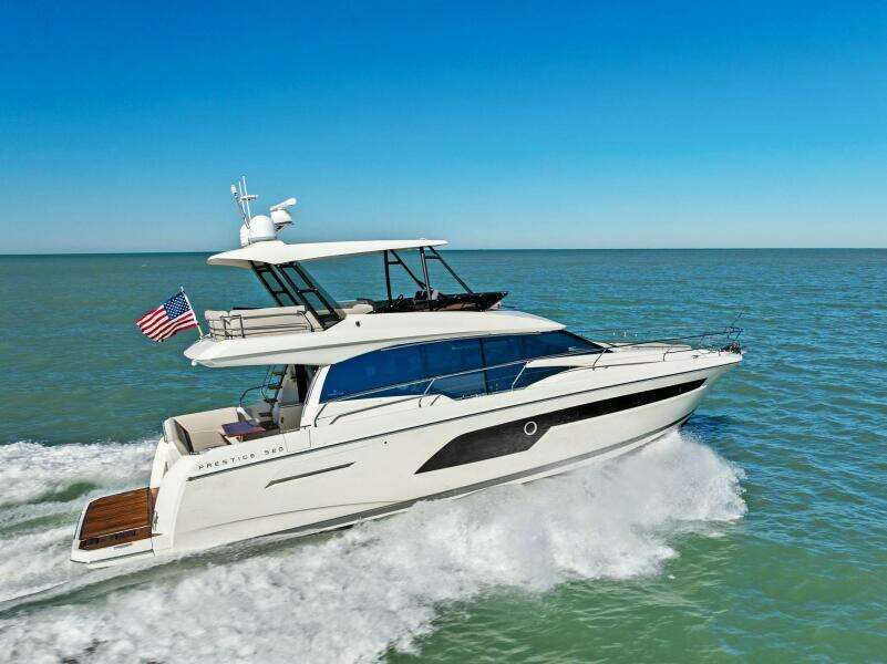 2022 Prestige 520 Flybridge