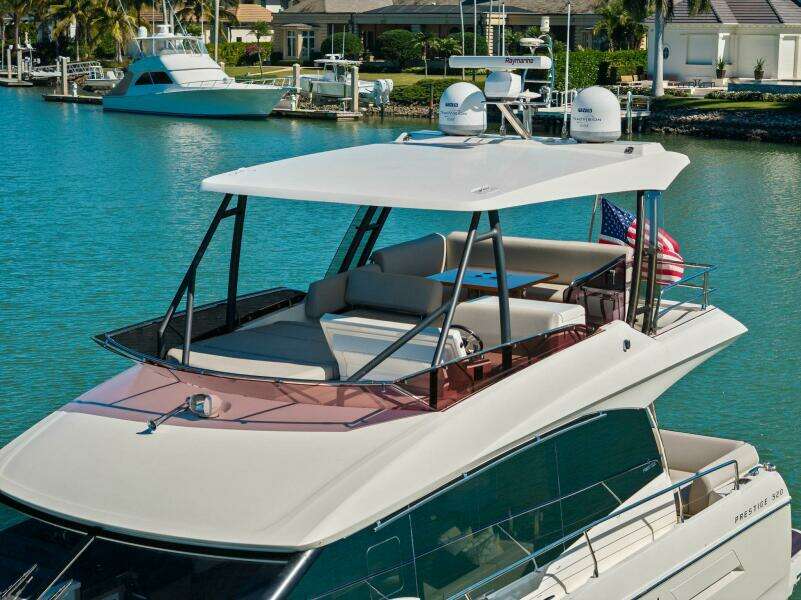 2022 Prestige 520 Flybridge