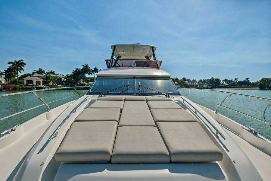 2022 Prestige 520 Flybridge