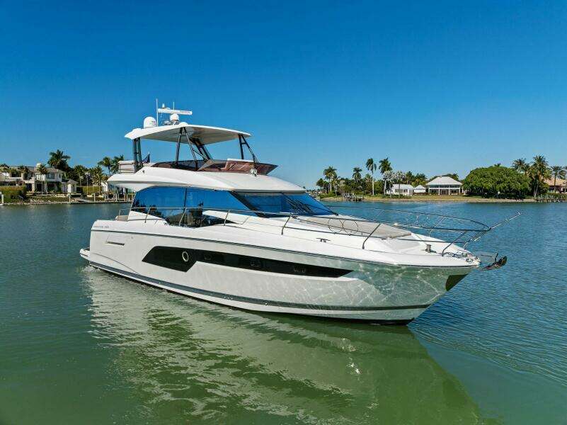 2022 Prestige 520 Flybridge