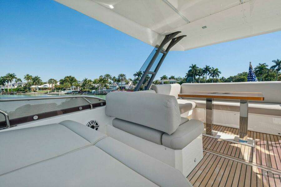 2022 Prestige 520 Flybridge