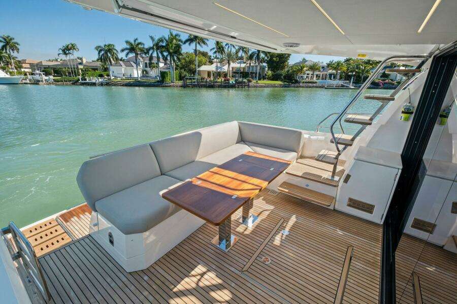 2022 Prestige 520 Flybridge