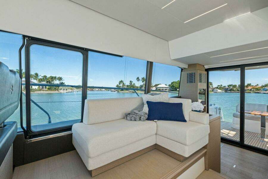 2022 Prestige 520 Flybridge