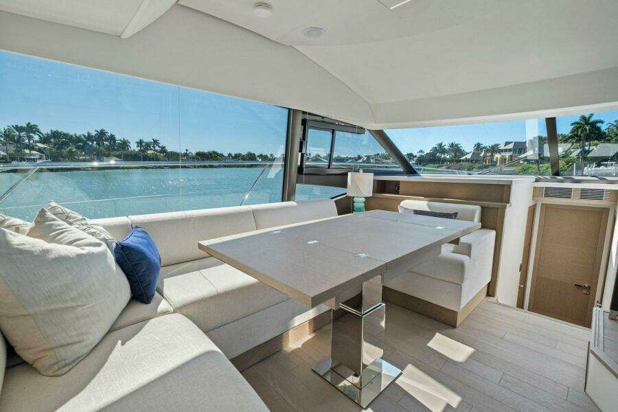 2022 Prestige 520 Flybridge