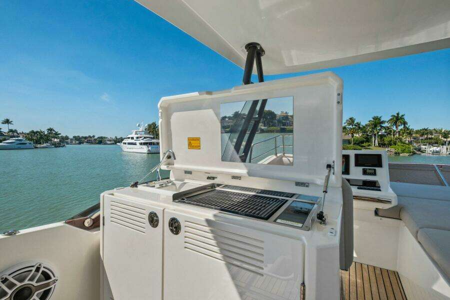 2022 Prestige 520 Flybridge