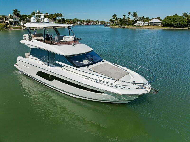 2022 Prestige 520 Flybridge