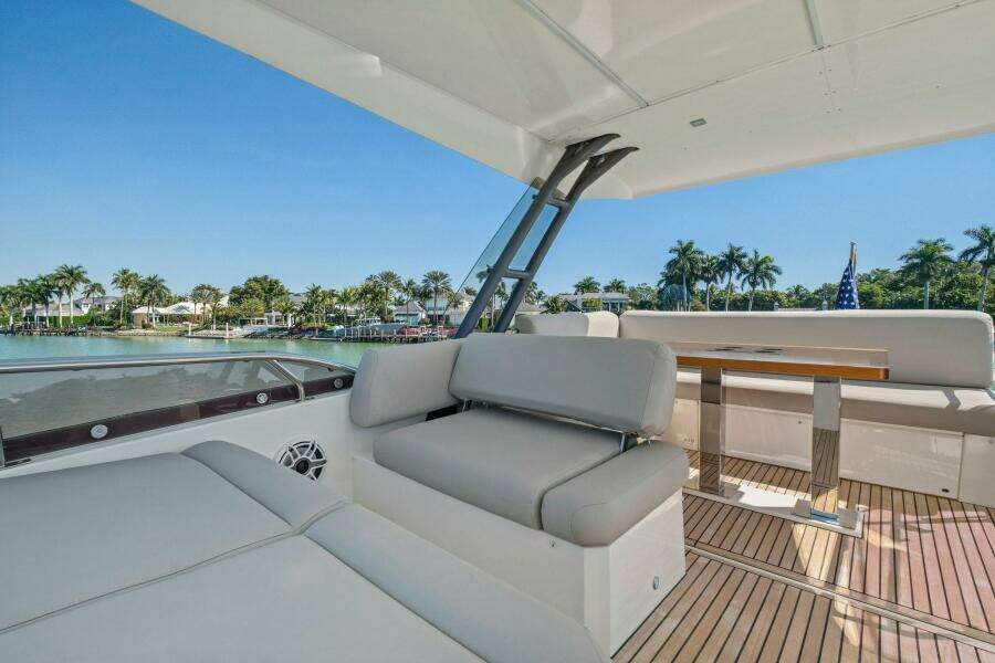 2022 Prestige 520 Flybridge