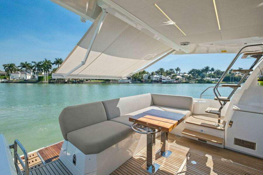 2022 Prestige 520 Flybridge