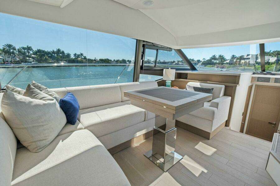 2022 Prestige 520 Flybridge