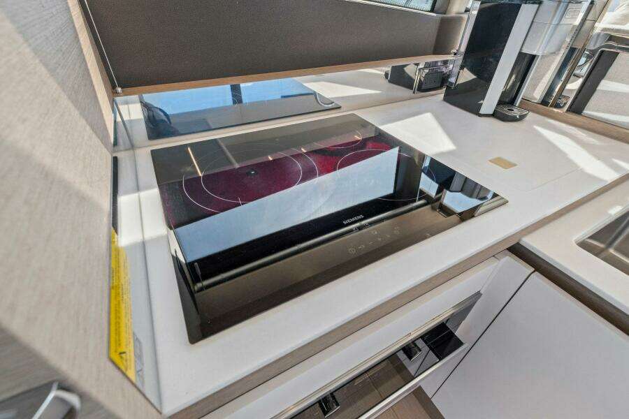 2022 Prestige 520 Flybridge