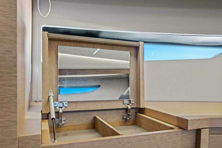 2022 Prestige 520 Flybridge