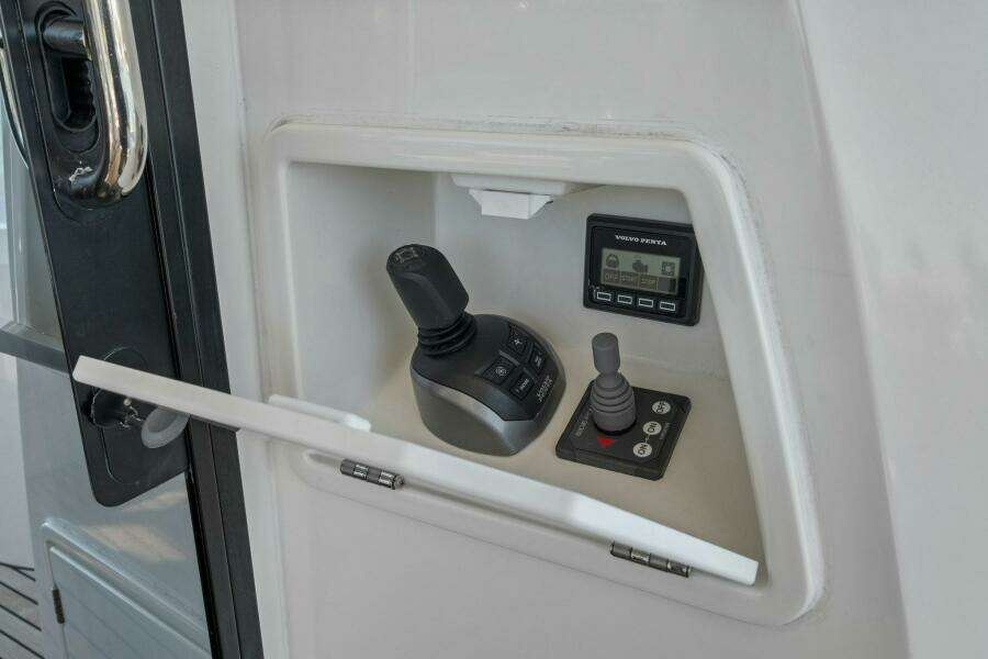 2022 Prestige 520 Flybridge