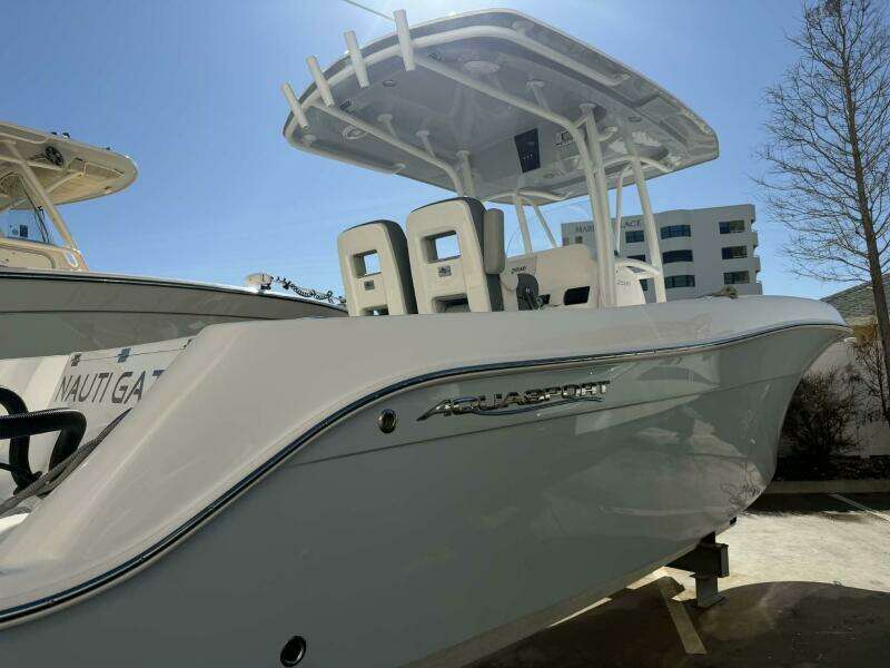 2021 Aquasport 2500 Center Console