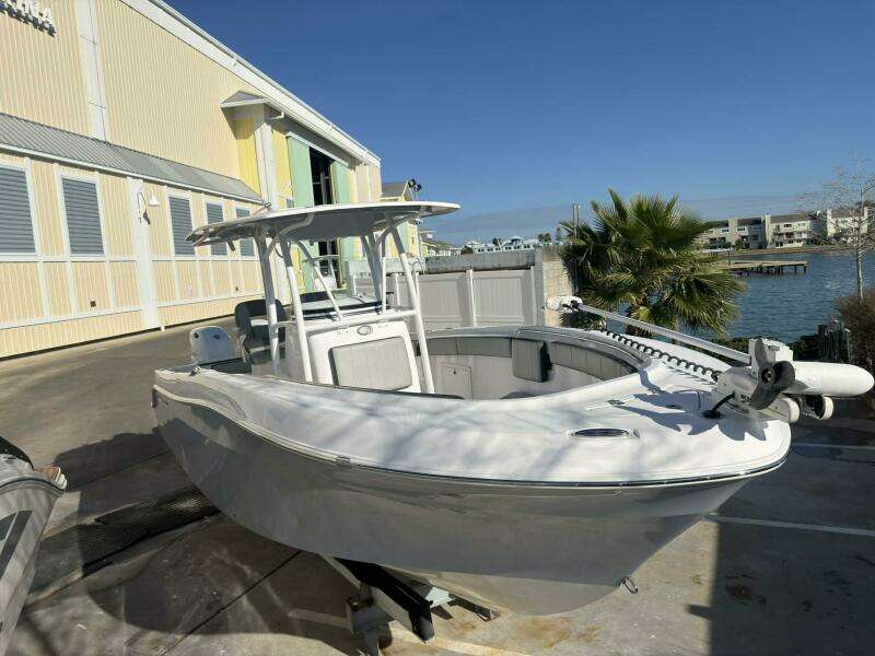 2021 Aquasport 2500 Center Console