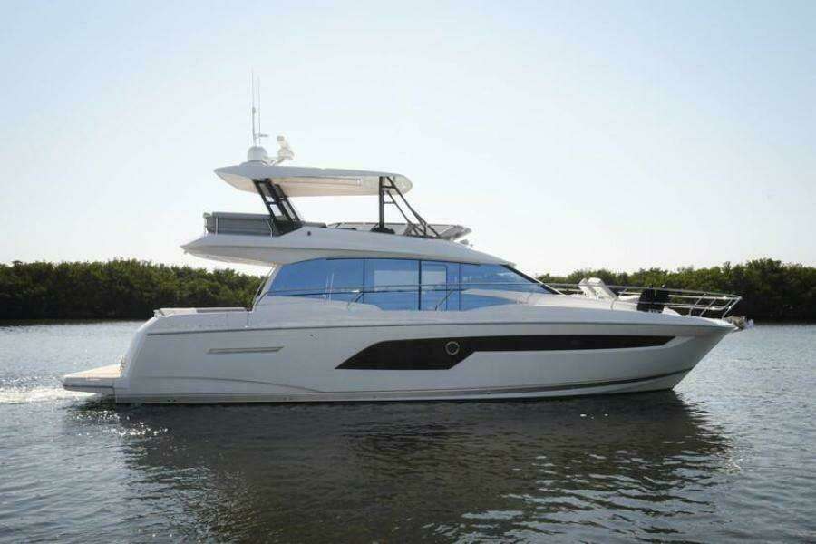 2023 52 Prestige Flybridge - Profile
