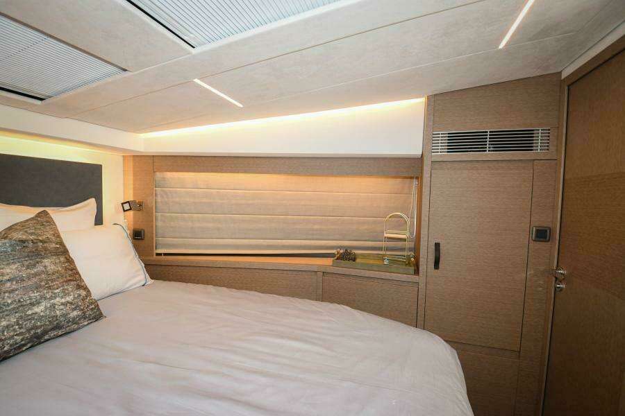 2023 52 Prestige Flybridge - VIP Stateroom