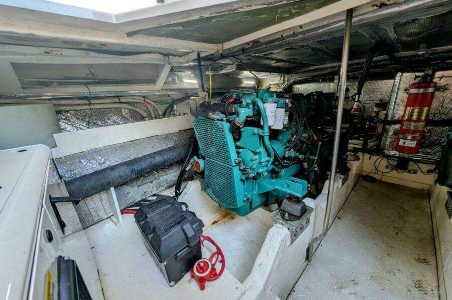 1999 Cruisers Yachts 