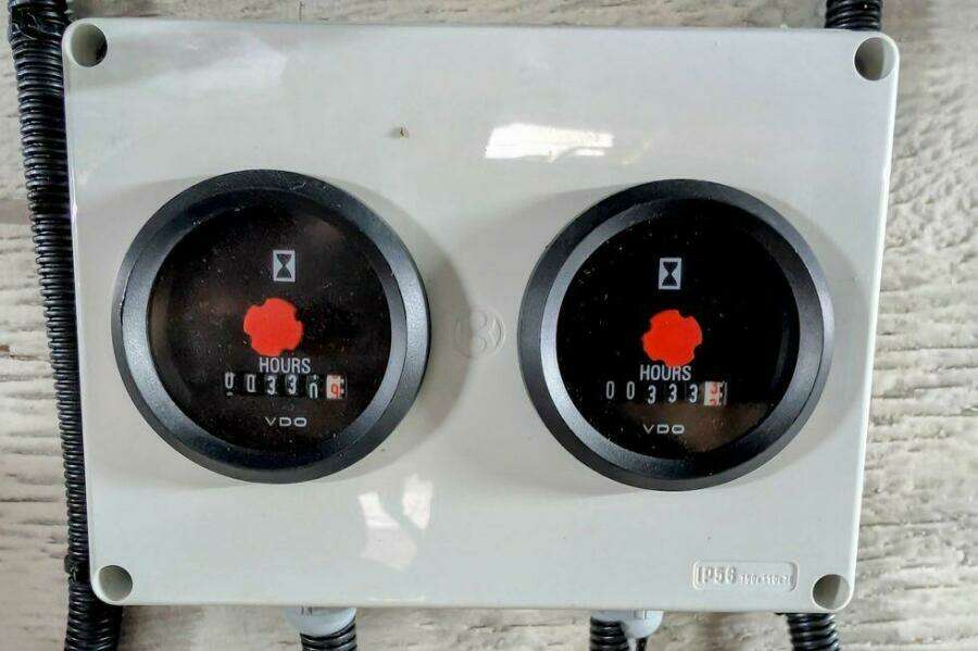 1999 Cruisers Yachts 